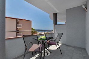 Outdoor dining - Apartments Villa Juric - Studio Apartment with Balcony (Baška Voda)