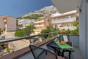 Outdoor dining - Apartments Villa Juric - One Bedroom Apartment with Balcony - 3 (Baška Voda)