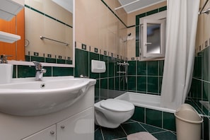 Dusche, Haartrockner, Handtücher