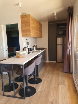 Kjøleskap, mikrobølgeovn, kokeplater og oppvaskmaskin