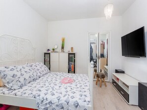 3 bedrooms, internet, bed sheets