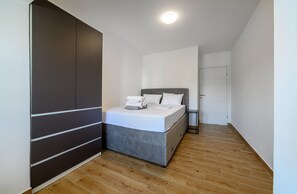 3 bedrooms, iron/ironing board, WiFi, bed sheets