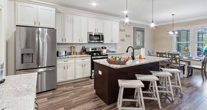 Screened pool+Climate controlled game room+Outdoor TV+Family fun near the beach!