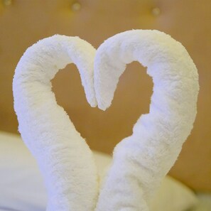 A white towel shaped into a heart. - Rekab Otel (Eskisehir)