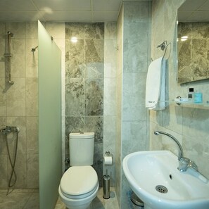 A bathroom with a shower, toilet, and sink. - Rekab Otel (Eskisehir)