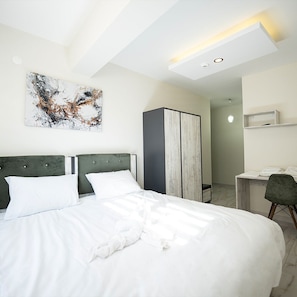 Standaard kamer, 1 twee- of 2 eenpersoonsbedden | Een minibar met enkele gratis items, gratis wifi, beddengoed