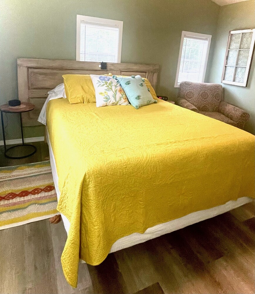Cottage Charm Quiet, cosy, pet friendly stay. Ellisville Vrbo
