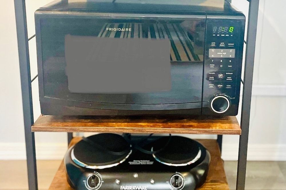 Cottage Charm - Quiet, cosy, pet friendly stay.