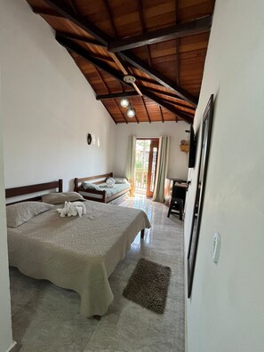 Superior Quadruple Room | Bathroom | Shower, hair dryer, bidet, towels - Pousada Luz da Lua (Búzios)