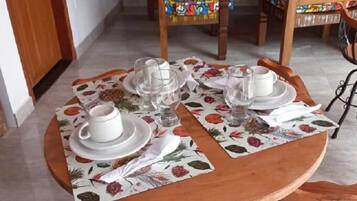 Café da manhã com buffet grátis todos os dias