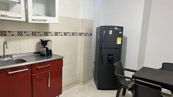 Basic Apartment | Dapur peribadi | Peti sejuk/penyejuk beku saiz penuh