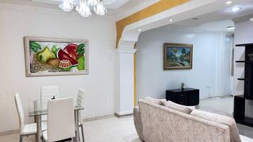 Departamento básico | Área de sala de estar | Televisión