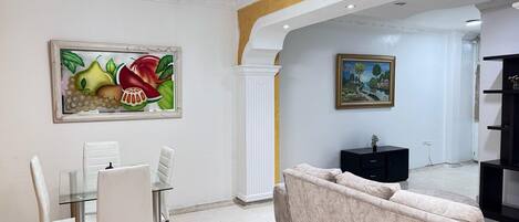 ベーシック アパートメント | リビング エリア | テレビ