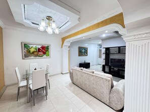 基础公寓 | 起居区 | 电视