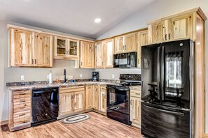 Kjøleskap, mikrobølgeovn, ovn og kokeplater