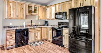 Modern dog-friendly cabins with hot tub, fireplace, patio, grill, central AC, & W/D