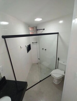 Standard Room, 1 Bedroom | Bathroom | Shower, hair dryer, towels, soap - Hotel Porto Brasília (Porto Seguro)
