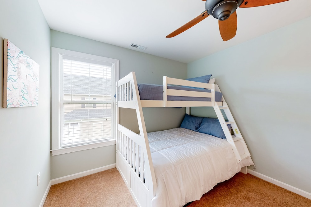 Bayville Shores townhome with a modern interior, AC, & W/D pool