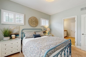4 bedrooms, iron/ironing board, internet, bed sheets