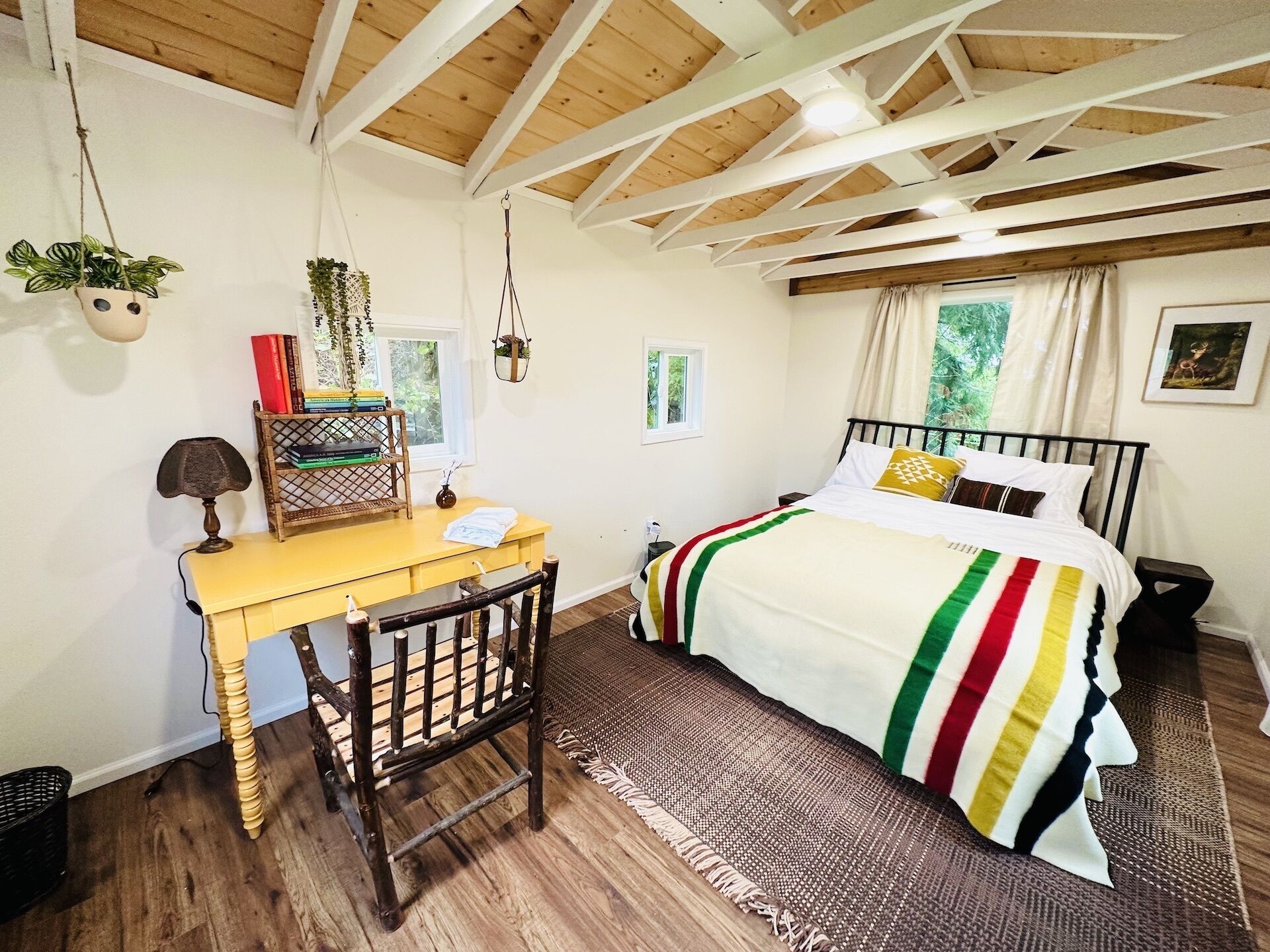 Olympic Retreat:3 BR, detached cottage & hot tub close to Olympic National Park!