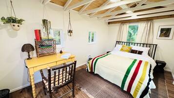 4 bedrooms, desk, iron/ironing board, travel cot
