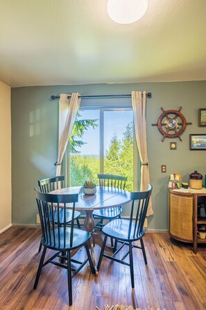 Dining - Olympic Retreat:3 BR, detached cottage & hot tub close to Olympic National Park! (Sekiu)
