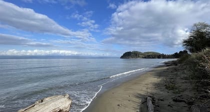 Olympic Retreat:3 BR, detached cottage & hot tub close to Olympic National Park!