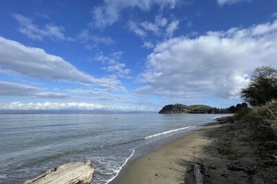 Olympic Retreat:3 BR, detached cottage & hot tub close to Olympic National Park!