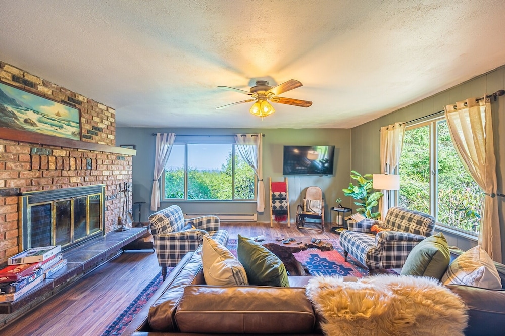 Olympic Retreat:3 BR, detached cottage & hot tub close to Olympic National Park!