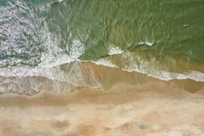 Ein Strand mit brechenden Wellen.