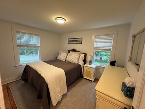 4 bedrooms, WiFi, bed sheets - Charming Storybook Cottage with Screened-In Porch (Douglas)