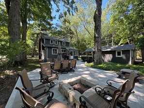 Outdoor dining - Charming Storybook Cottage with Screened-In Porch (Douglas)