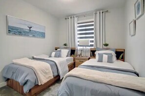 3 habitaciones, escritorio y tabla de planchar con plancha 