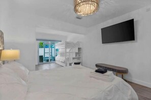 3 bedrooms, desk, iron/ironing board, free WiFi