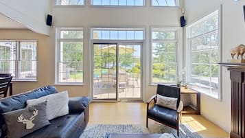 Smart TV, chimenea y futbolito