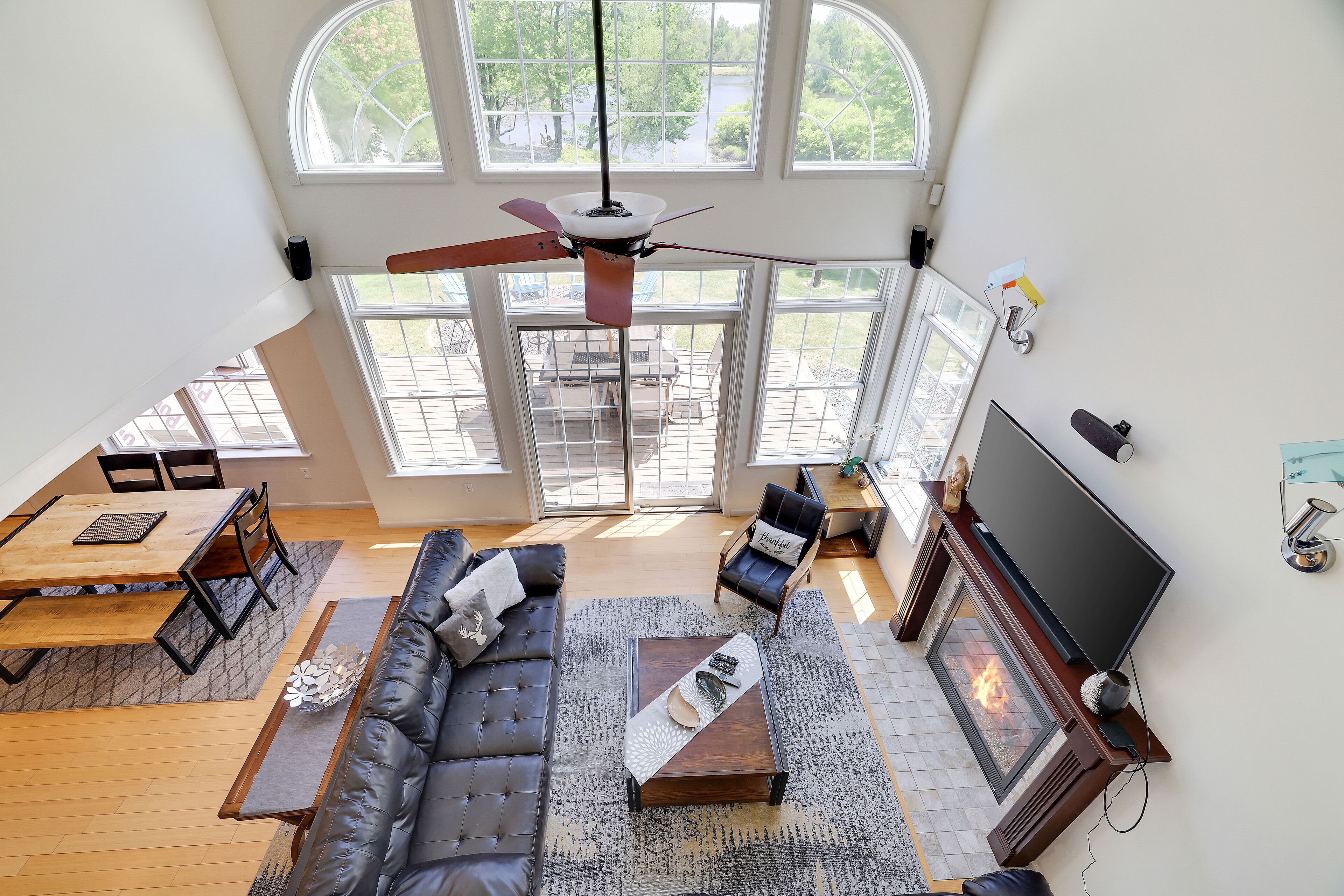 Smart-tv, eldstad och bordsfotboll