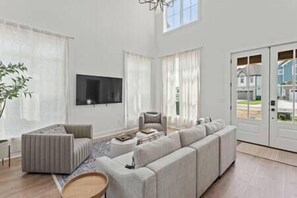 TV, fireplace - Basecamp Retreat TimsFordLake (Winchester)