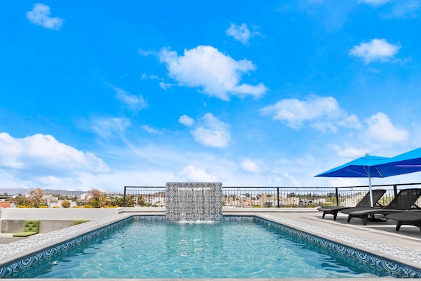 Una piscina al aire libre