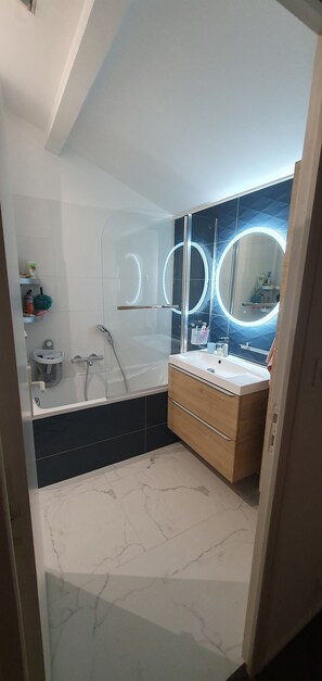 Dusche, Haartrockner, Handtücher, Toilettenpapier