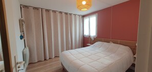 3 bedrooms, iron/ironing board, travel crib, free WiFi - Appartement Duplex Spacieux à 300m de la Plage Avec Parking (Saint-Cyr-sur-Mer)