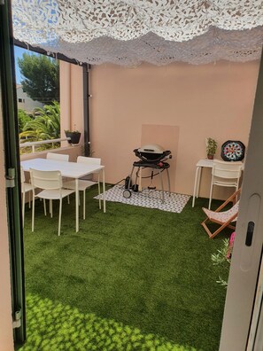 Outdoor dining - Appartement Duplex Spacieux à 300m de la Plage Avec Parking (Saint-Cyr-sur-Mer)