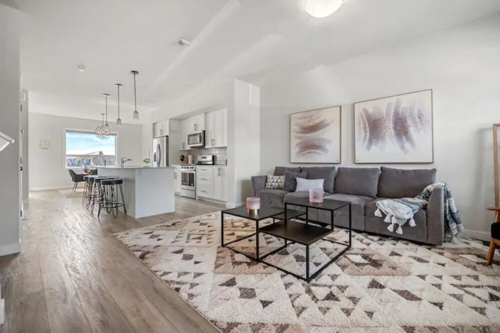 Modern 3Bed~Close to Spruce Meadows and Mountains