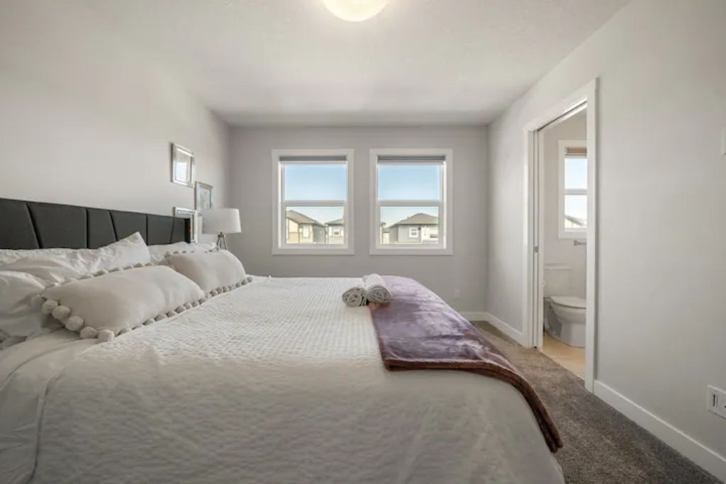 Modern 3Bed~Close to Spruce Meadows and Mountains