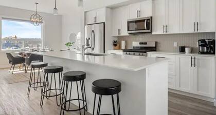 Modern 3Bed~Close to Spruce Meadows and Mountains