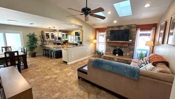 Een smart-tv en een open haard