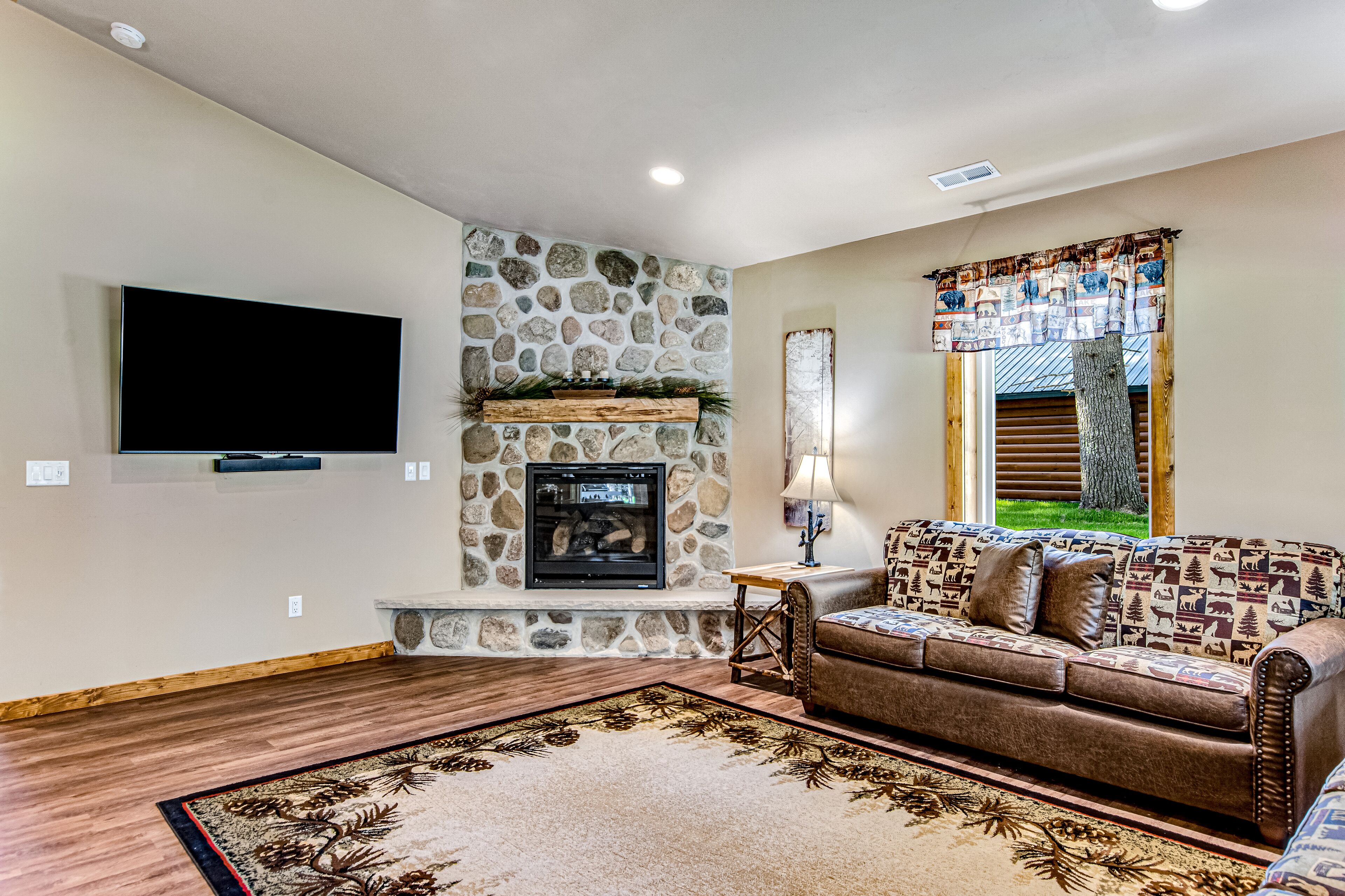 Fantastic dog-friendly cabin with fireplace, patio, grill, central AC, & W/D