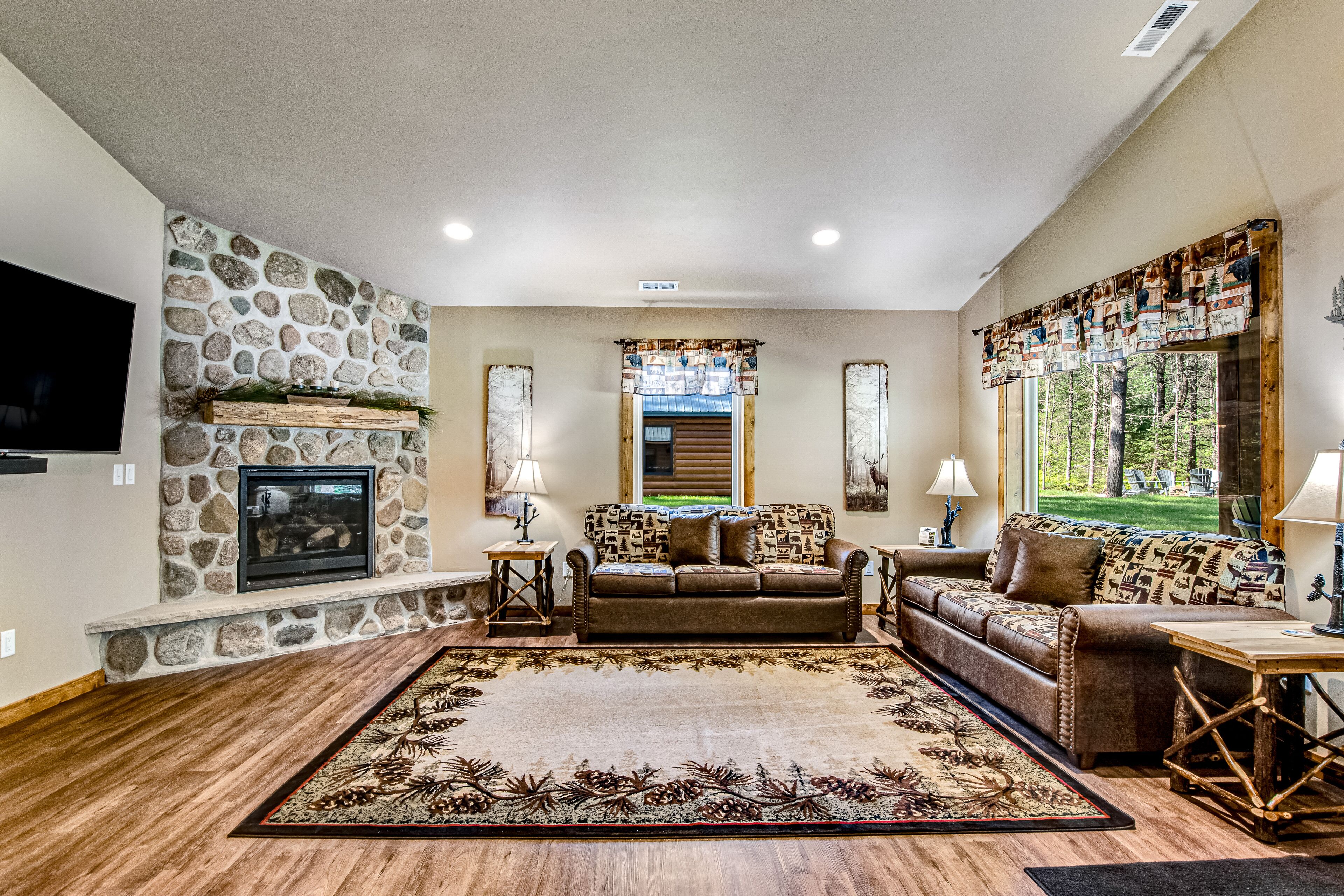 Fantastic dog-friendly cabin with fireplace, patio, grill, central AC, & W/D