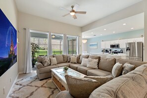 Smart TV - New 5 Bedroom 5 Bathroom, Saltwater Pool with Free Heat, 3 miles to Disney (Kissimmee)