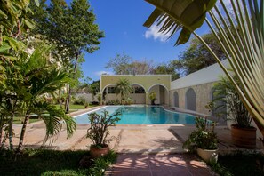 حمّام سباحة خارجي