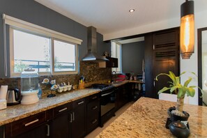 ثلاجة، ميكروويف، فرن، موقد طهي مسطح